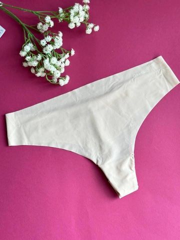 Трусики-стринги женские бесшовные Calvin Klein молочные aix-0np-47r фото