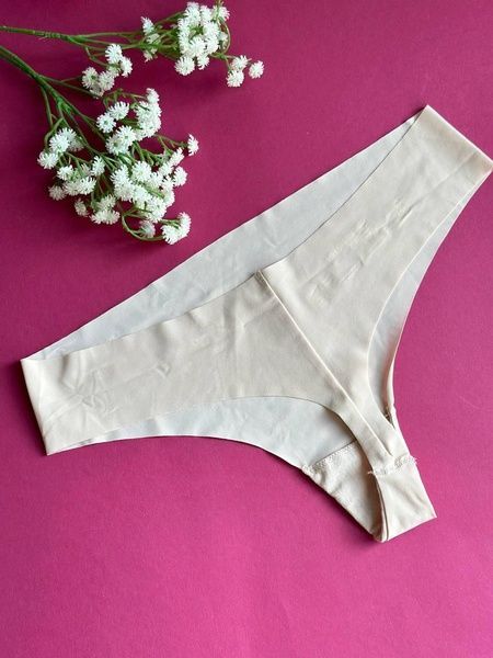 Трусики-стринги женские бесшовные Calvin Klein молочные aix-0np-47r фото